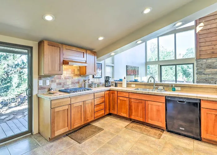 Mountain-view Deck: Bright Holiday home