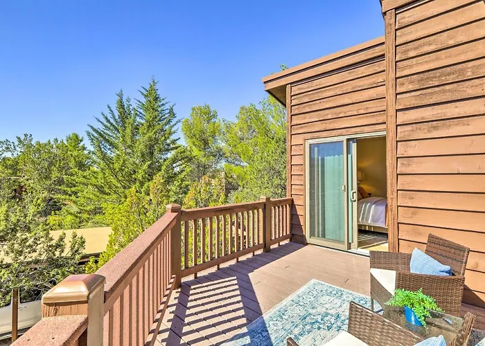 Mountain-view Deck: Bright Hébergement de vacances