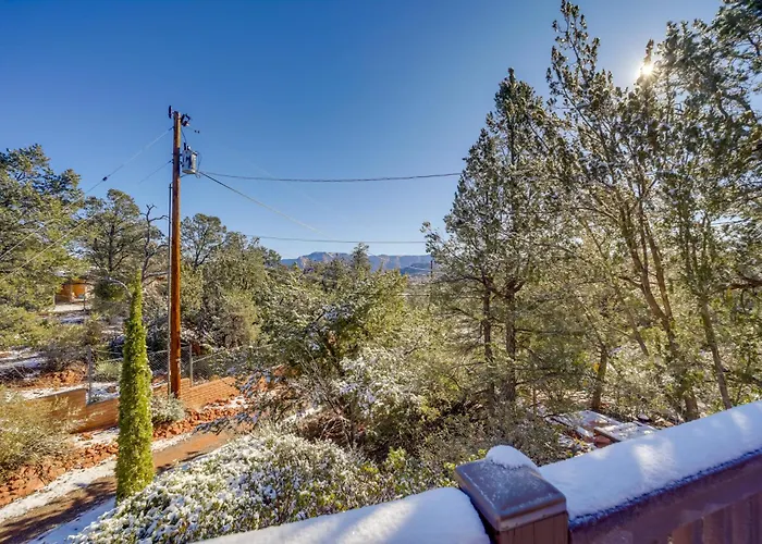 Mountain-view Deck: Bright Hébergement de vacances