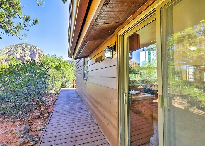 Mountain-view Deck: Bright Hébergement de vacances *