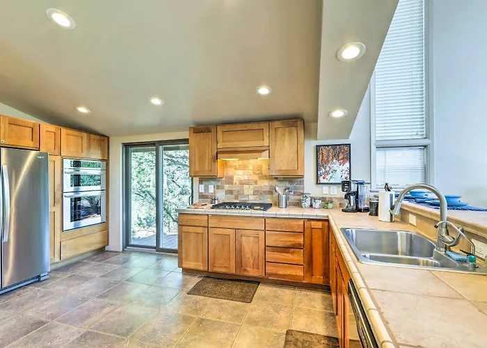 Mountain-view Deck: Bright Sedona