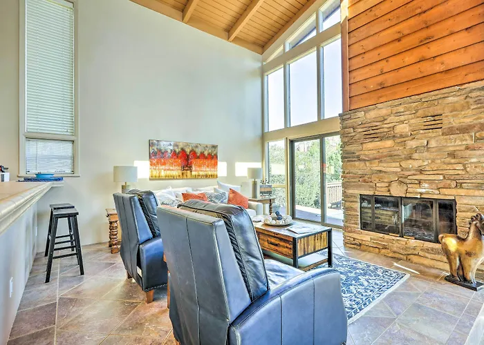 Mountain-view Deck: Bright Holiday home